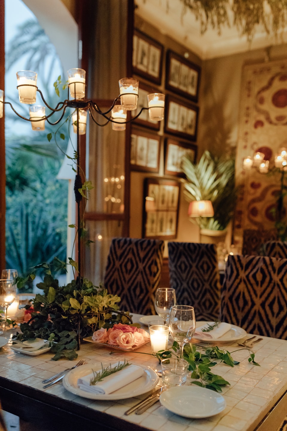 Elegante eettafel gedekt met bloemen en kaarsen voor een speciale gelegenheid.