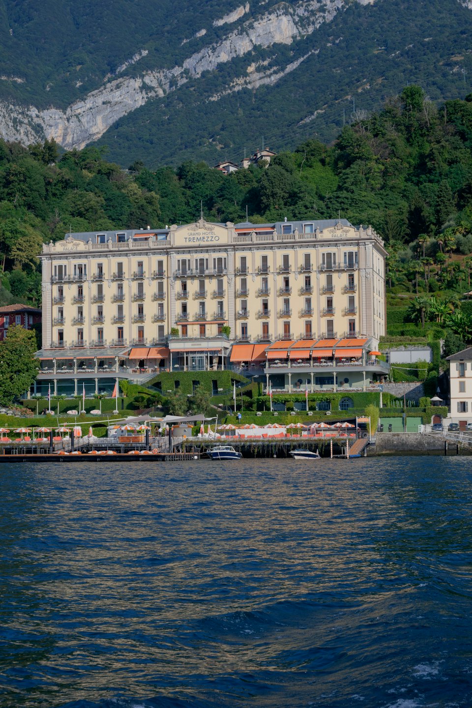 Grand Hotel Tremezzo ligt aan een meer, naast terrastuinen.